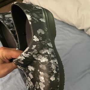 Crocs clogs 9 practically new